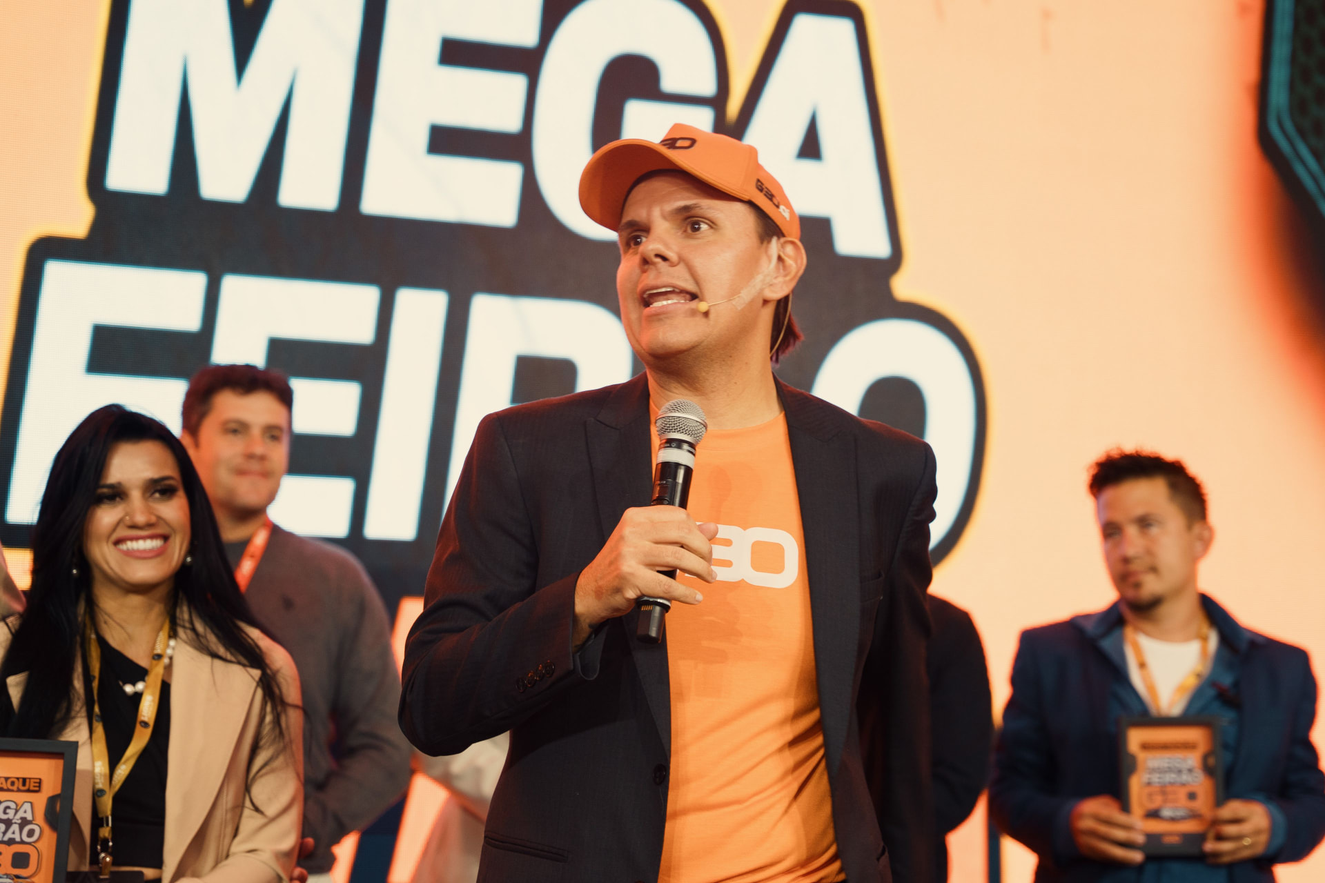 Guga Gadelha no palco da G30 Inteligência Automotiva