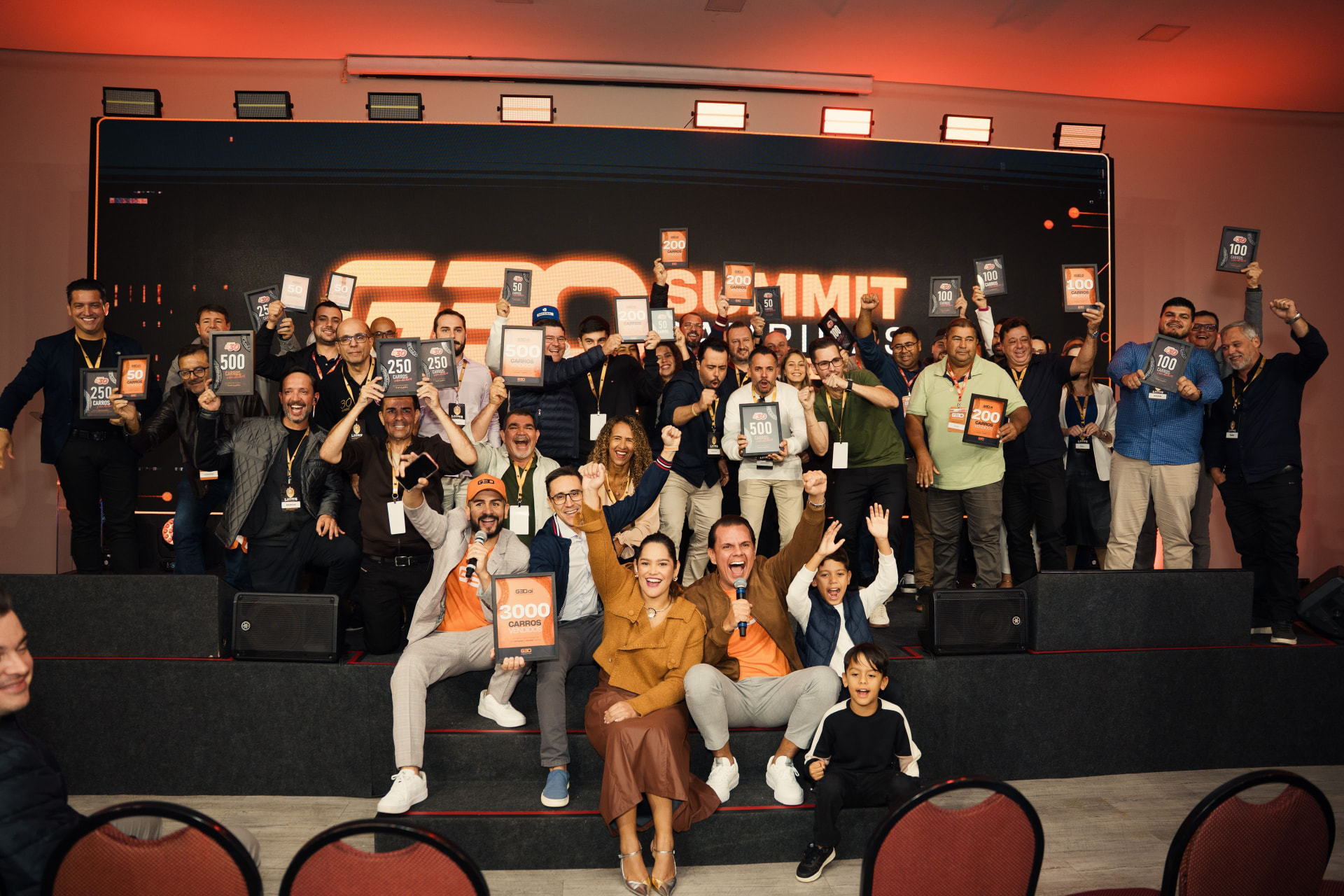 Lojistas no palco do G30 Summit comemorando resultados