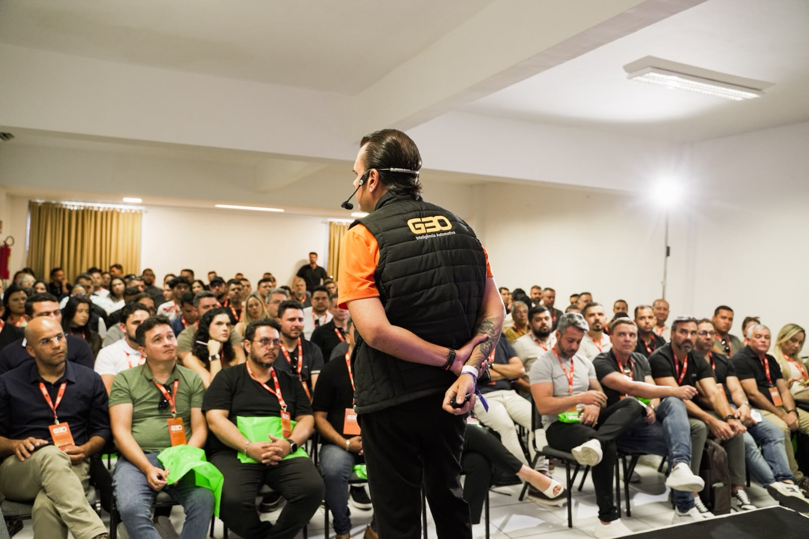 Guga Gadelha palestrando para lojistas no evento da G30